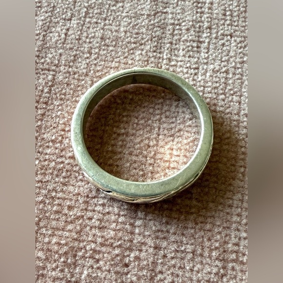 Sterling Silver Chevron-Pattern Band Ring – Size 7.5 - Picture 3 of 7